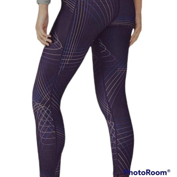 Fabletics leggings 7/8 capris and matching bra. - Picture 2 of 4